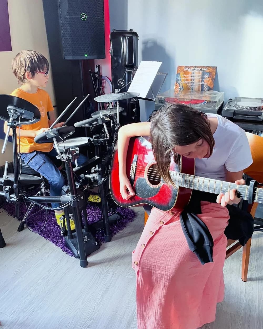 Enfants à la guitare et à la batterie au studio