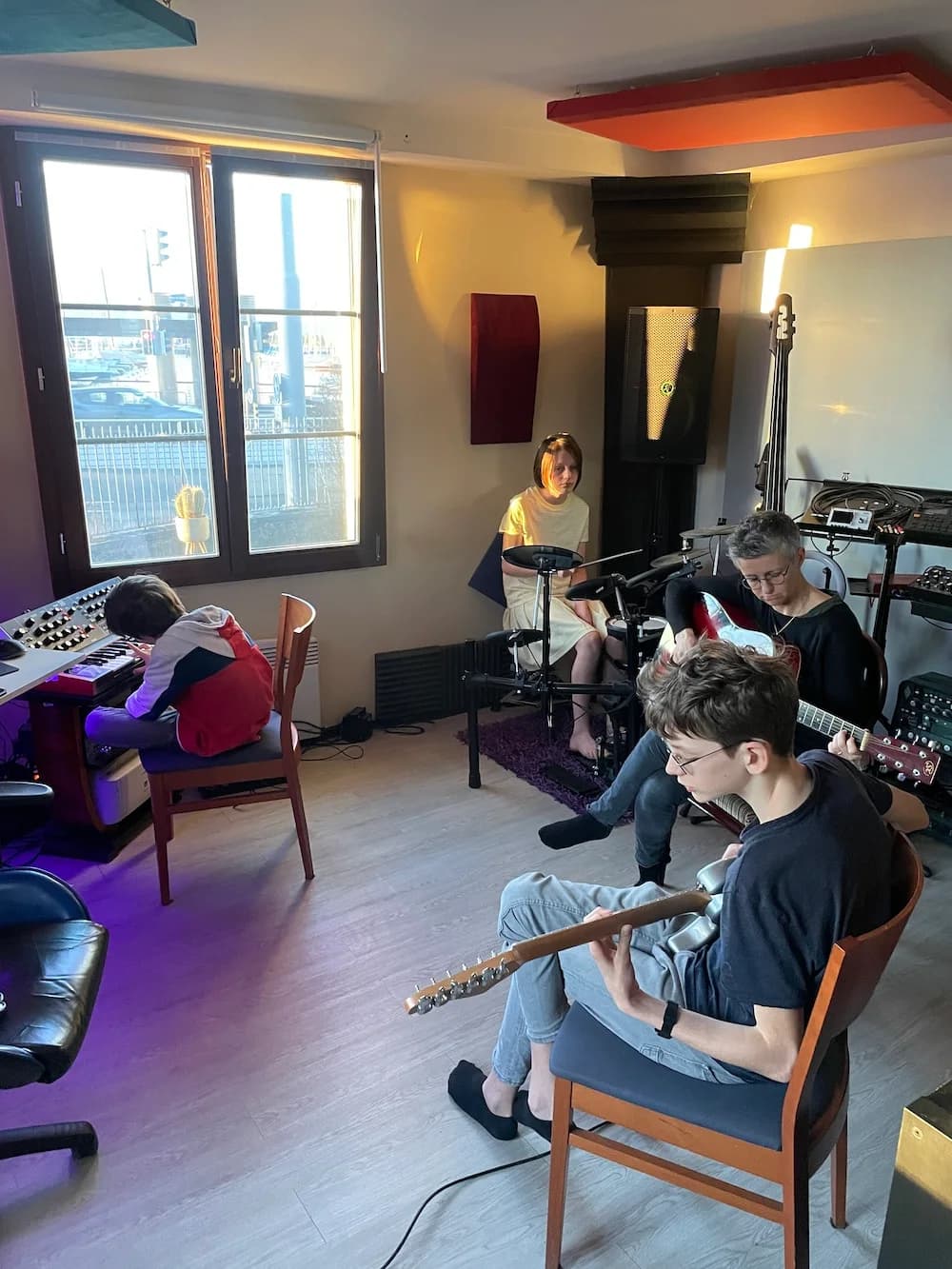 Vue de l’atelier avec les élèves et leurs instruments