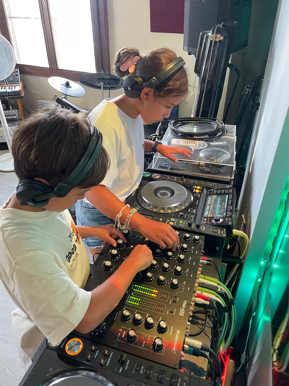 Enfants explorant les commandes d’un synthétiseur