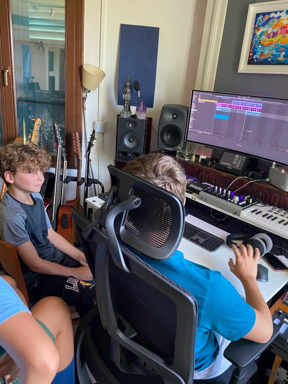 Enfants devant l’écran d’enregistrement du studio