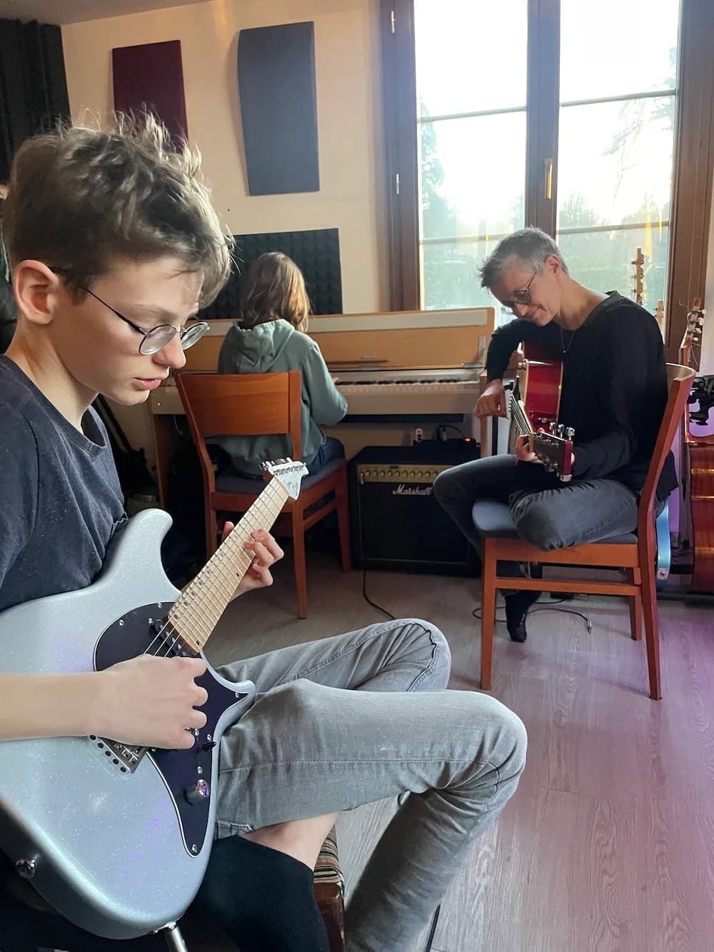 Élève à la guitare électrique pendant l’atelier
