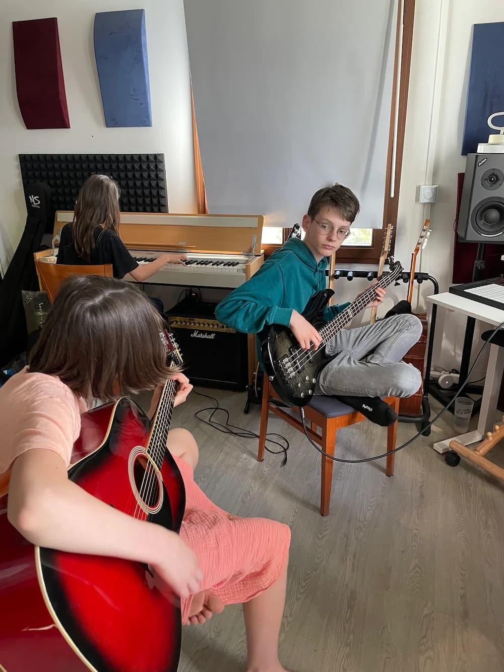 Enfants réunis avec leurs instruments dans le studio