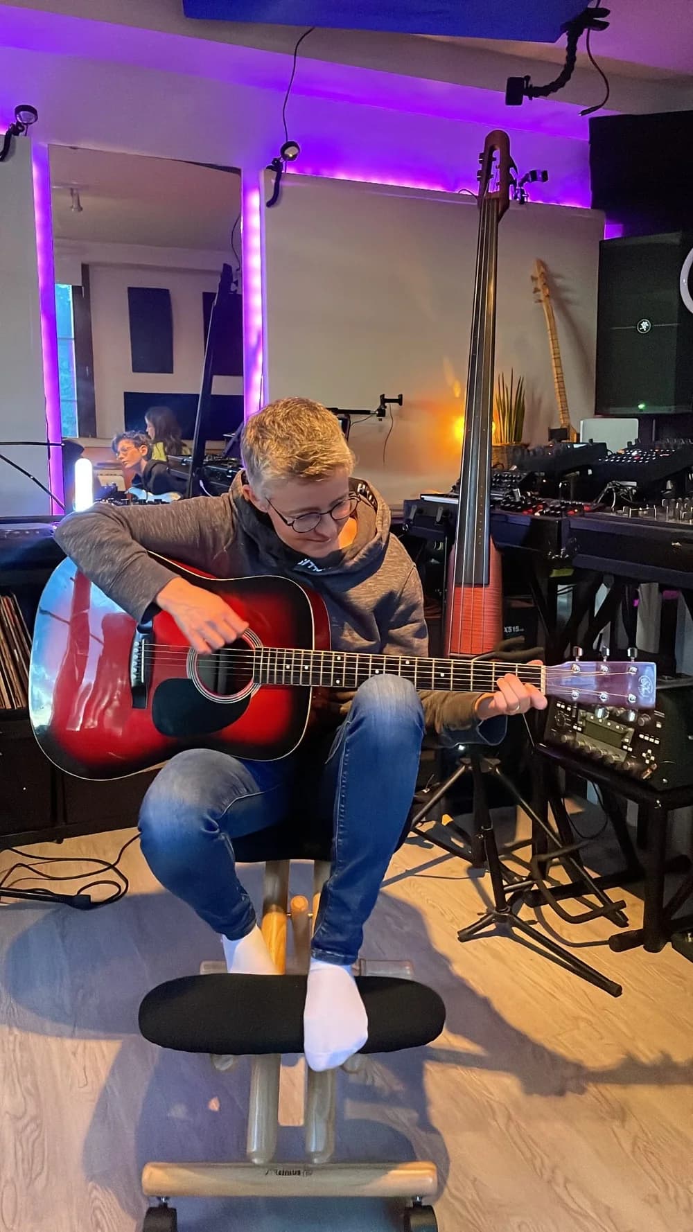 Élève jouant de la guitare acoustique au studio