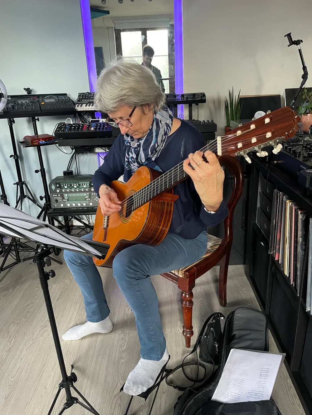 Élève jouant de la guitare acoustique au studio