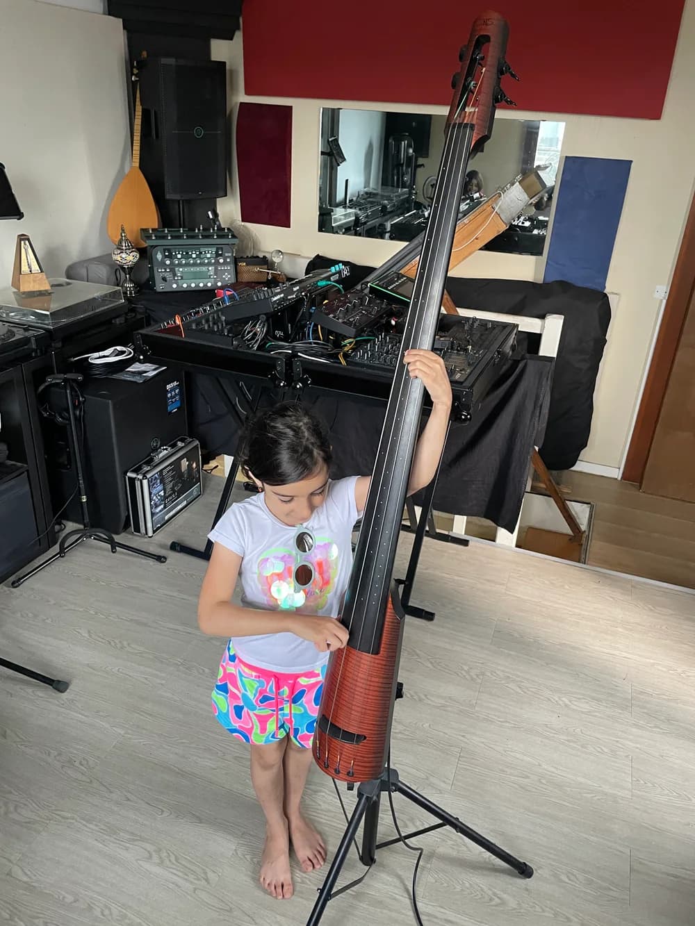Élève au clavier du piano dans le studio