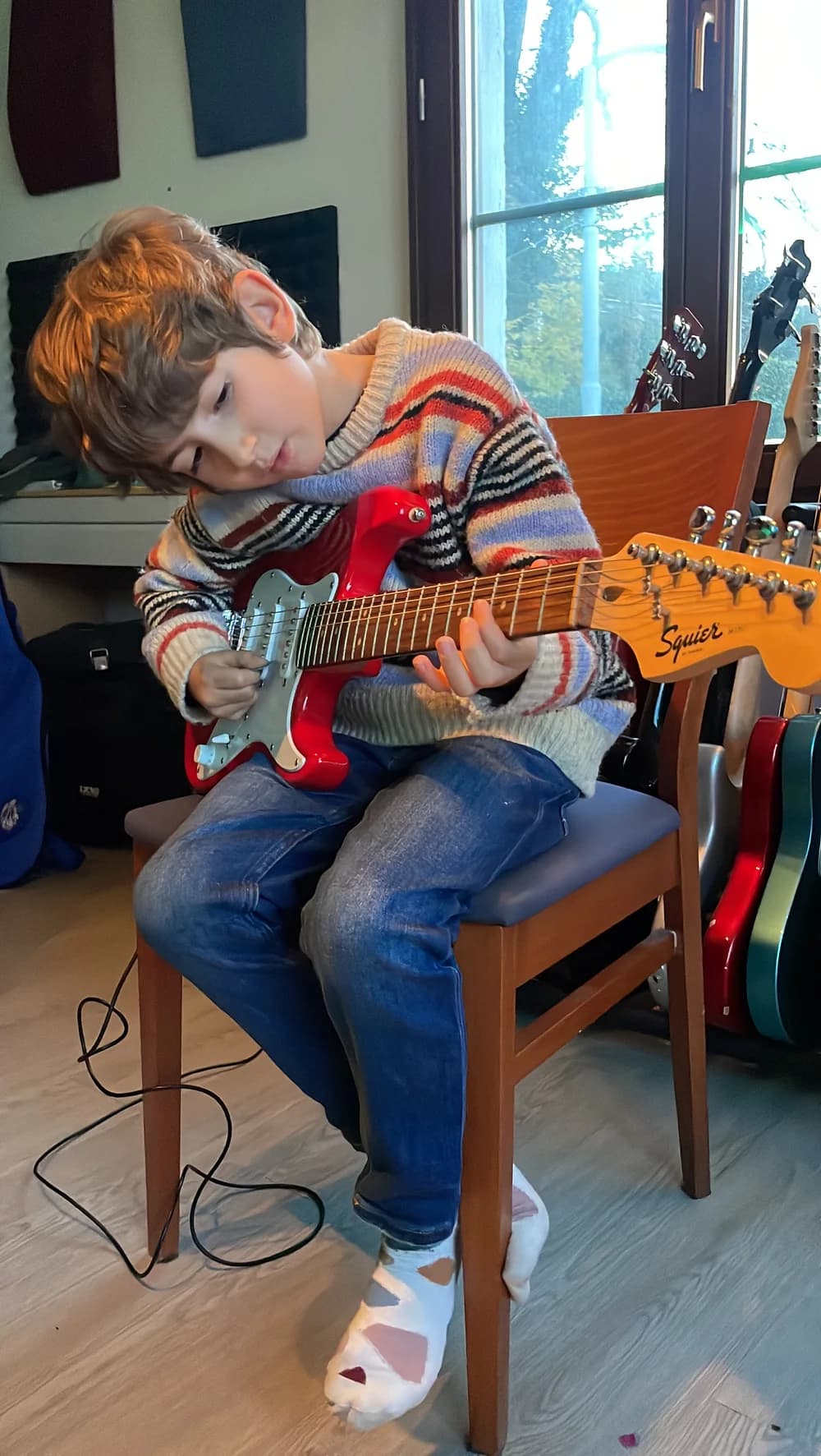 Élève jouant de la guitare électrique au studio