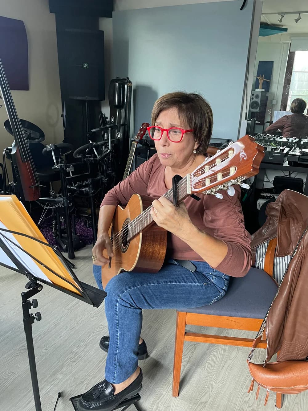 Élève jouant de la guitare acoustique au studio