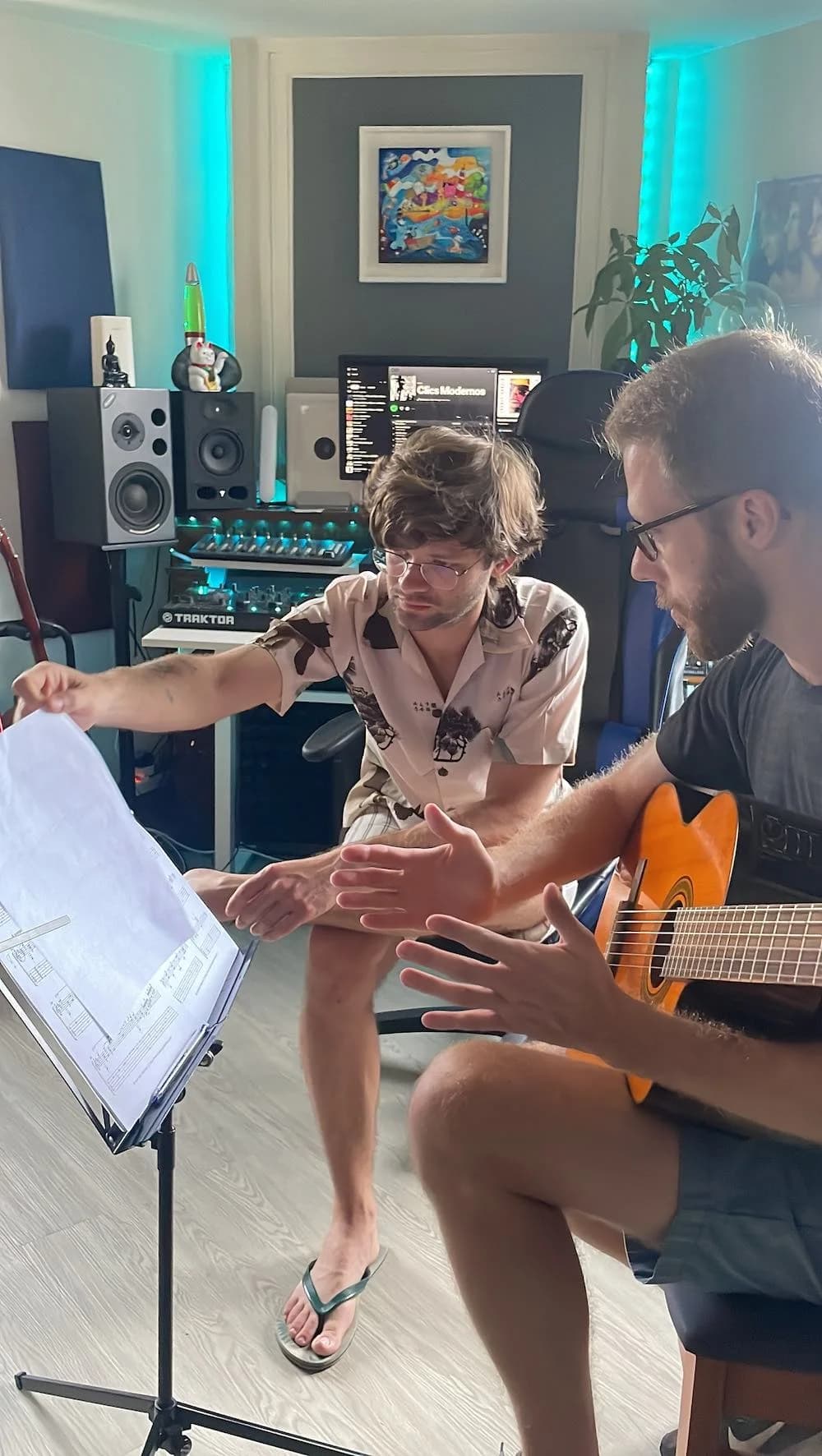 Élève et professeur travaillant la guitare ensemble