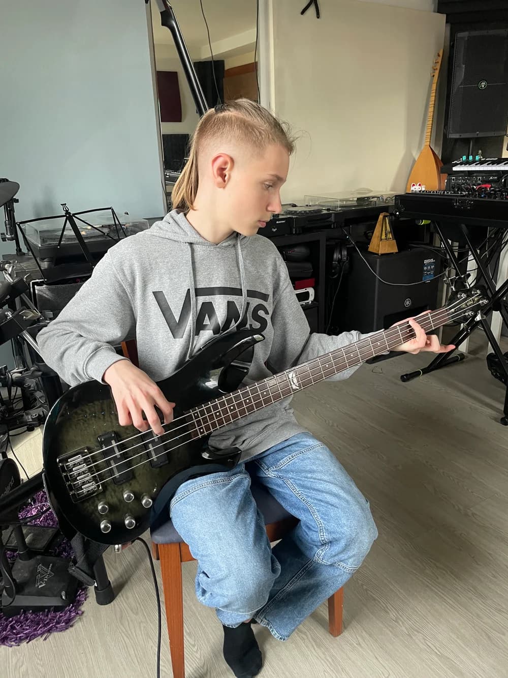 Élève au clavier du piano dans le studio