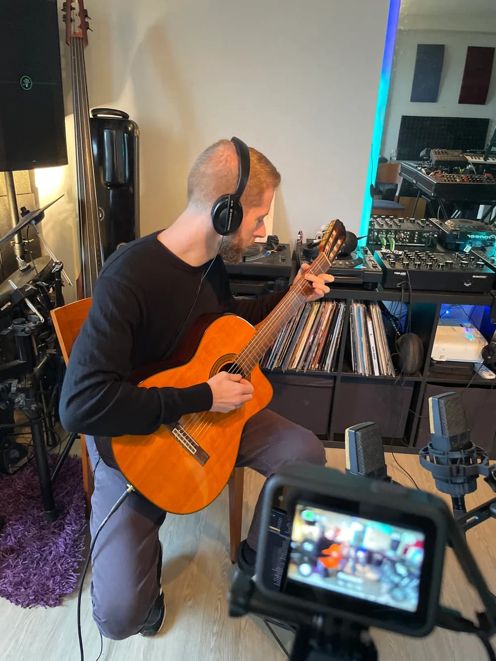 Élève jouant de la guitare acoustique au studio