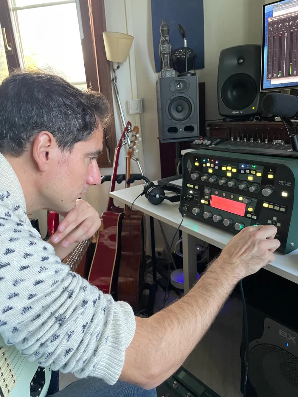 Exploration des commandes du synthétiseur au studio