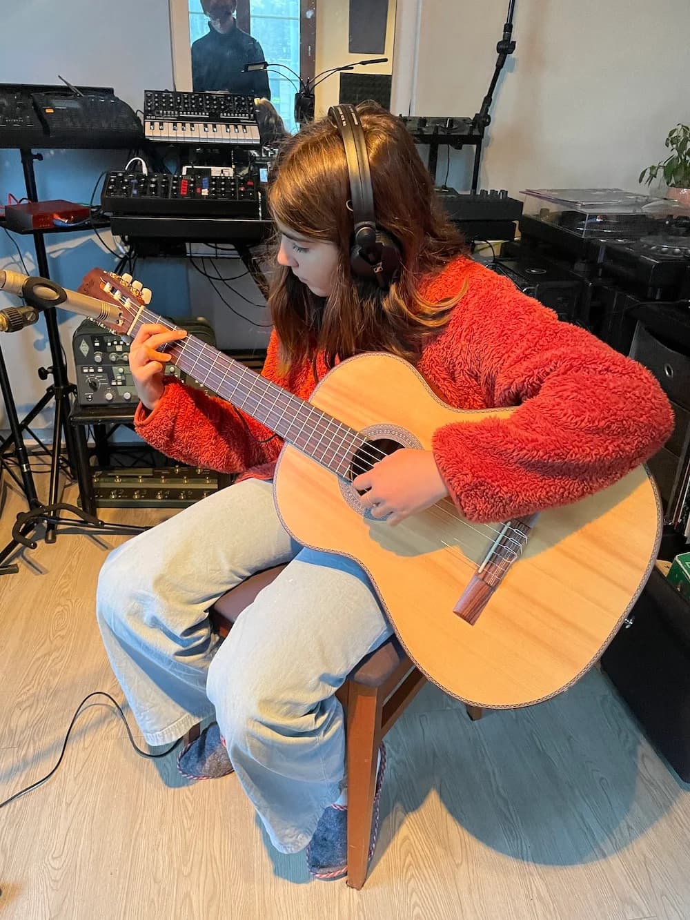 Élève jouant de la guitare acoustique au studio