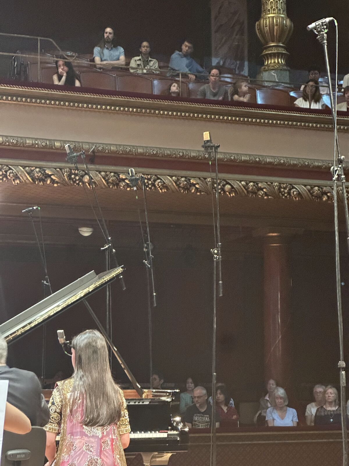 Microphones de prise de son installés devant l’orchestre